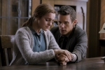 Angela Gray (Emma Watson) đau khổ đi gặp thám tử tố cáo cha mình.